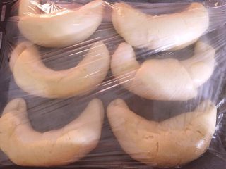 最爱面包+杏仁面包,盖上保鲜膜，放发酵箱，38度发酵，里面准备一盆热水发酵1.5倍大小