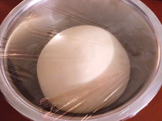 最爱面包+杏仁面包,盖上保鲜膜，28度发酵，发至俩倍大