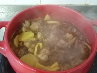 重庆鸡公煲烧鸡公,砂锅烧热，把鸡肉转移到砂锅中，继续煮。这个时候可以把土豆片放入锅中煮。