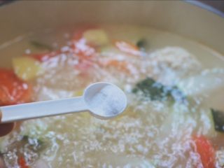 肉丸子冬瓜汤,撒入适量盐煮上一分钟即可关火。