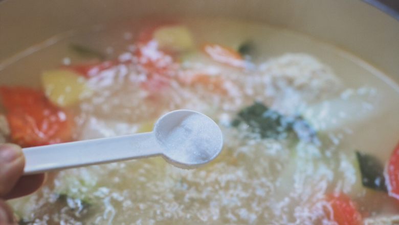肉丸子冬瓜汤,撒入适量盐煮上一分钟即可关火。