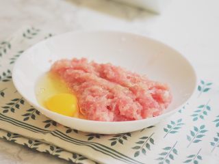肉丸子冬瓜汤,将肉末先用鸡蛋液加生粉和少许盐，胡椒粉腌制一会。