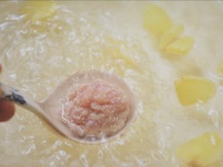 肉丸子冬瓜汤,将腌制好的肉末再倒入适量生粉捏成一小丸子放入沸水中，加入姜片，倒入少许花生油继续煮。