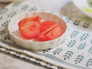 肉丸子冬瓜汤,西红柿切片备用。