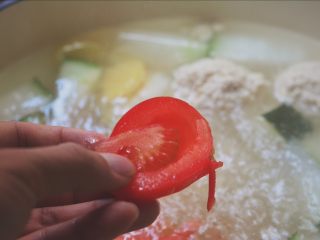 肉丸子冬瓜汤,待冬瓜快熟后加入番茄煮上4-5分钟。