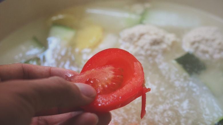 肉丸子冬瓜汤,待冬瓜快熟后加入番茄煮上4-5分钟。