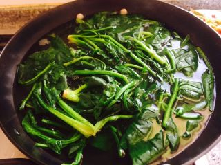 重庆调料拌面,锅中放入适量水烧开放入菠菜。