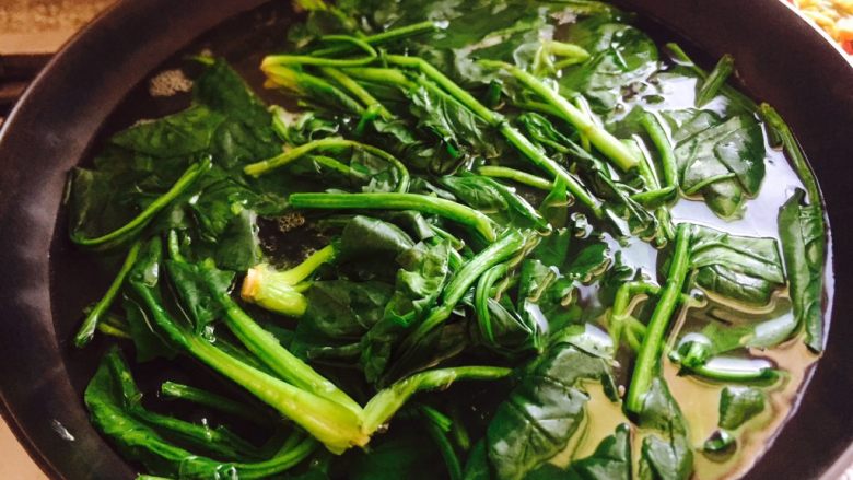 重庆调料拌面,锅中放入适量水烧开放入菠菜。