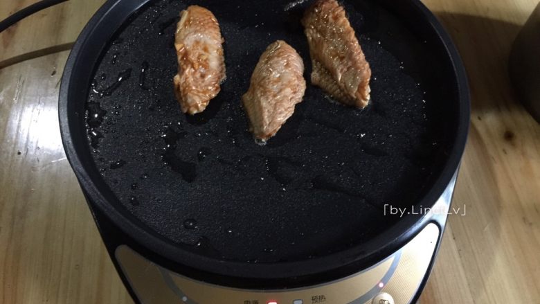 金牌BBQ烤翅,放入腌制好的鸡翅中，盖上盖子烤熟即可（也可只用下盘，翻面煎烤至熟）
