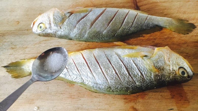 #感恩节食谱# 香煎小黄鱼,同时在鱼身上的两面和内脏部位都抹上少许盐。