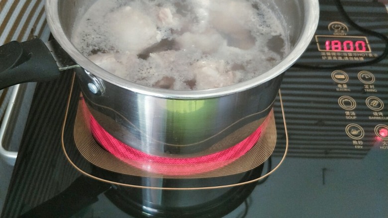 排骨栗子煲,水开后煮一分钟关火