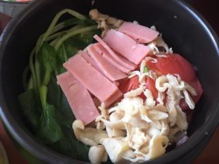 一碗面条+鸡肉杂蔬面,将火腿在汤里烫熟，摆好