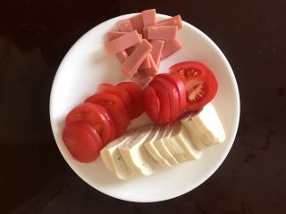 一碗面条+鸡肉杂蔬面,西红柿洗净切片，火腿切片