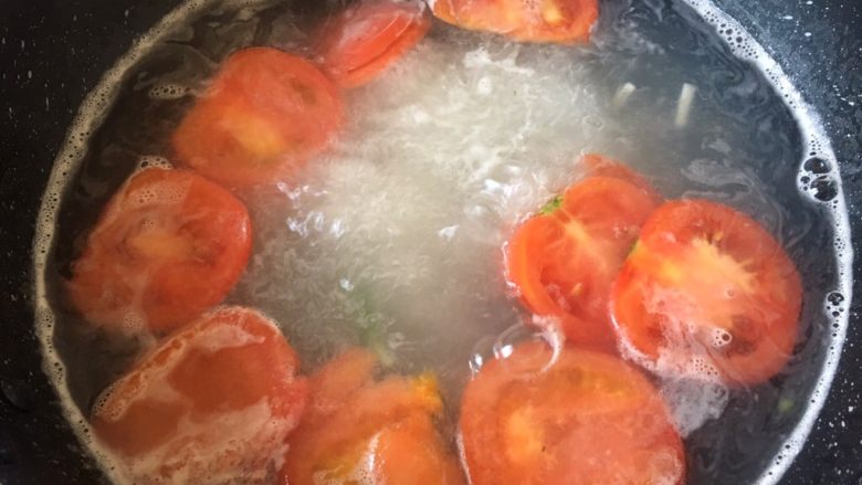 一碗面条+鸡肉杂蔬面,将西红柿放锅里烫熟