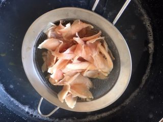 一碗面条+鸡肉杂蔬面,锅里放盐，将切好的鸡肉放锅里烫熟