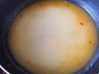 一碗面条+鸡肉杂蔬面,准备汤，将鸡精放入，放香菇酱少许油，调味煮开