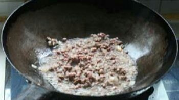 茄汁牛肉面,黄油放锅里融化。下去葱头粒炒出香味！下牛肉粒！