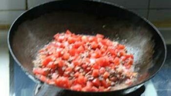 茄汁牛肉面,再放入番茄丁，边炒边搅动。将番茄炒碎，炒出茄汁！