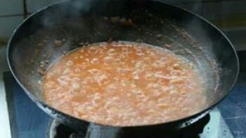 茄汁牛肉面,加芹菜粒、高汤、盐、料酒、黑胡椒粉！烧沸煮5分钟，放鸡精调好味！