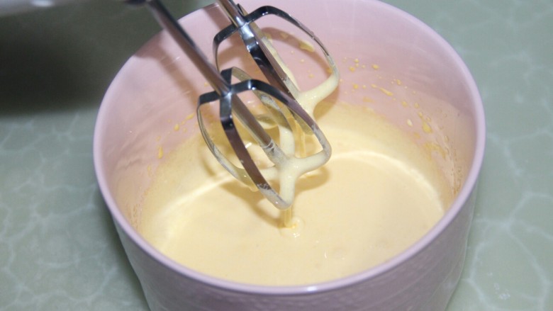 抹茶冰淇淋,打发至如图状态即可，提起打蛋头可以顺滑滴落