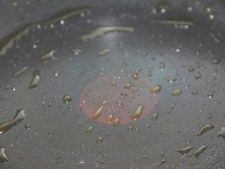 鸡蛋卷,锅里刷点油