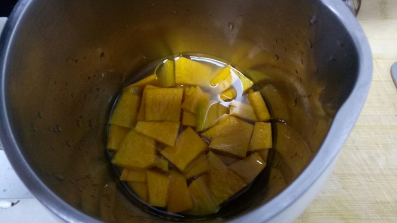 南瓜小米糊,豆浆机中放入适量水，放入南瓜、小米。
