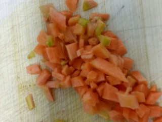 蒜黄炒米,胡萝卜切粒。