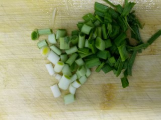 蒜黄炒米,蒜苗切小段。