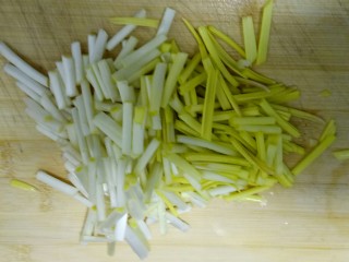 蒜黄炒米,蒜黄洗净切段。