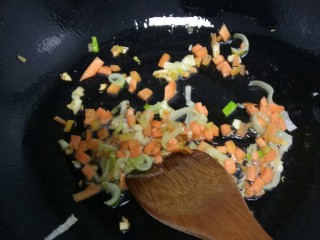 蒜黄炒米,放入胡萝卜粒。