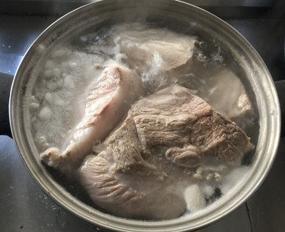 芥菜肉,五花肉下清水锅中煮至断生