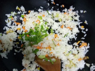 蒜黄炒米,放入蒜苗搅拌均匀。