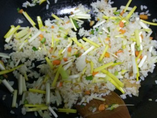 蒜黄炒米,搅拌均匀