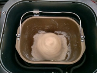 奶黄面包条,除黄油外，主面团所有材料放入面包机(包括放凉的汤种)，启动和面程序揉成光滑的面团