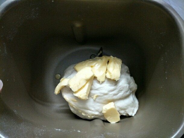奶黄面包条,加入软化的黄油揉出膜