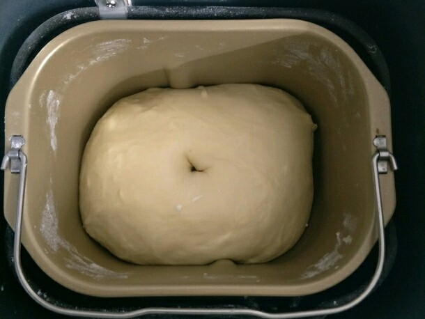 奶黄面包条,发酵两倍大，用手戳个洞不回缩即可