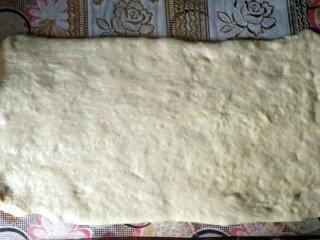 奶黄面包条,擀开成长方形