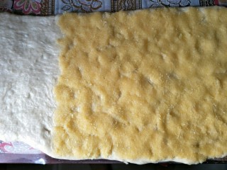 奶黄面包条,铺上三分之二的奶黄馅，剩1/3面团不铺