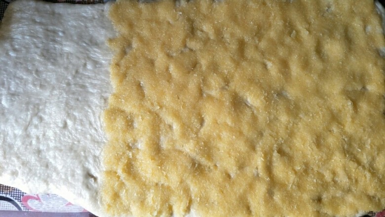 奶黄面包条,铺上三分之二的奶黄馅，剩1/3面团不铺