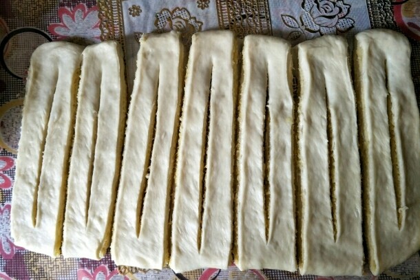 奶黄面包条,平均分成7份，每个小条中间再割个口，头尾不要割断(如图)