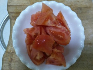 杂蔬炒鸡蛋,把西红柿切成块。