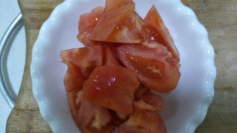 杂蔬炒鸡蛋,把西红柿切成块。