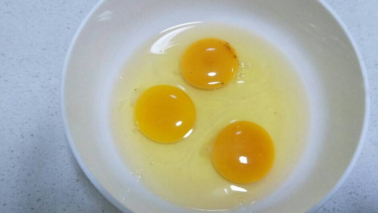 杂蔬炒鸡蛋,鸡蛋打入碗中加少许盐搅拌均匀。