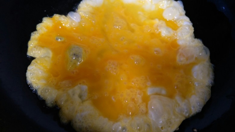 杂蔬炒鸡蛋,锅中加油加热倒入鸡蛋炒好，捞入碗中备用。