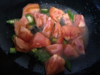 杂蔬炒鸡蛋,加入西红柿块继续炒。