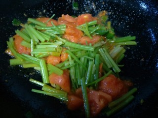 杂蔬炒鸡蛋,西红柿炒软后加入焯过水的芹菜加入适量盐继续翻炒。