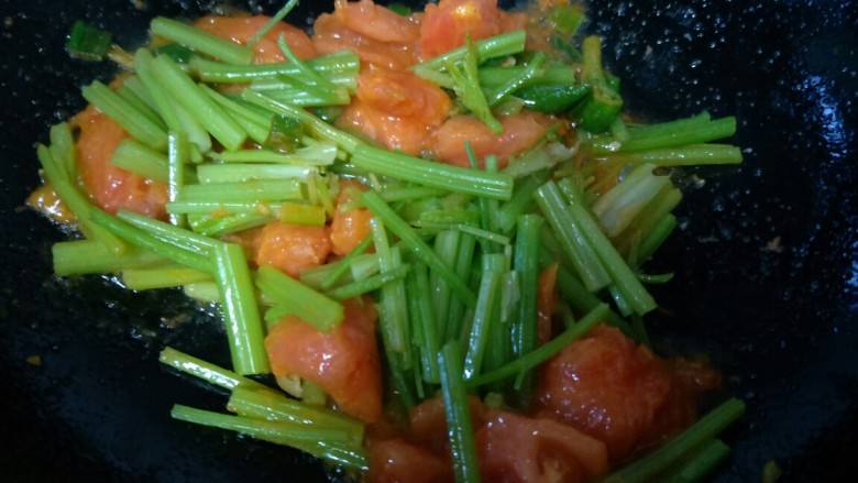杂蔬炒鸡蛋,西红柿炒软后加入焯过水的芹菜加入适量盐继续翻炒。