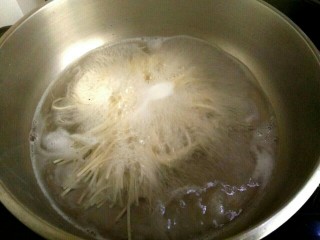 一碗面条+老干妈金针菇拌面,锅中放入适量清水，烧开，下入面条