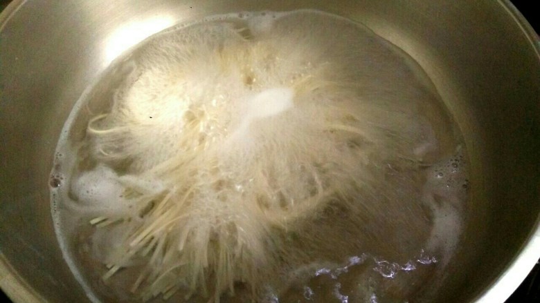 一碗面条+老干妈金针菇拌面,锅中放入适量清水，烧开，下入面条