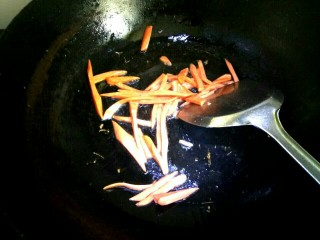 一碗面条+老干妈金针菇拌面,另起炒锅，放入适量植物油，放入火腿丝，炒至变金黄